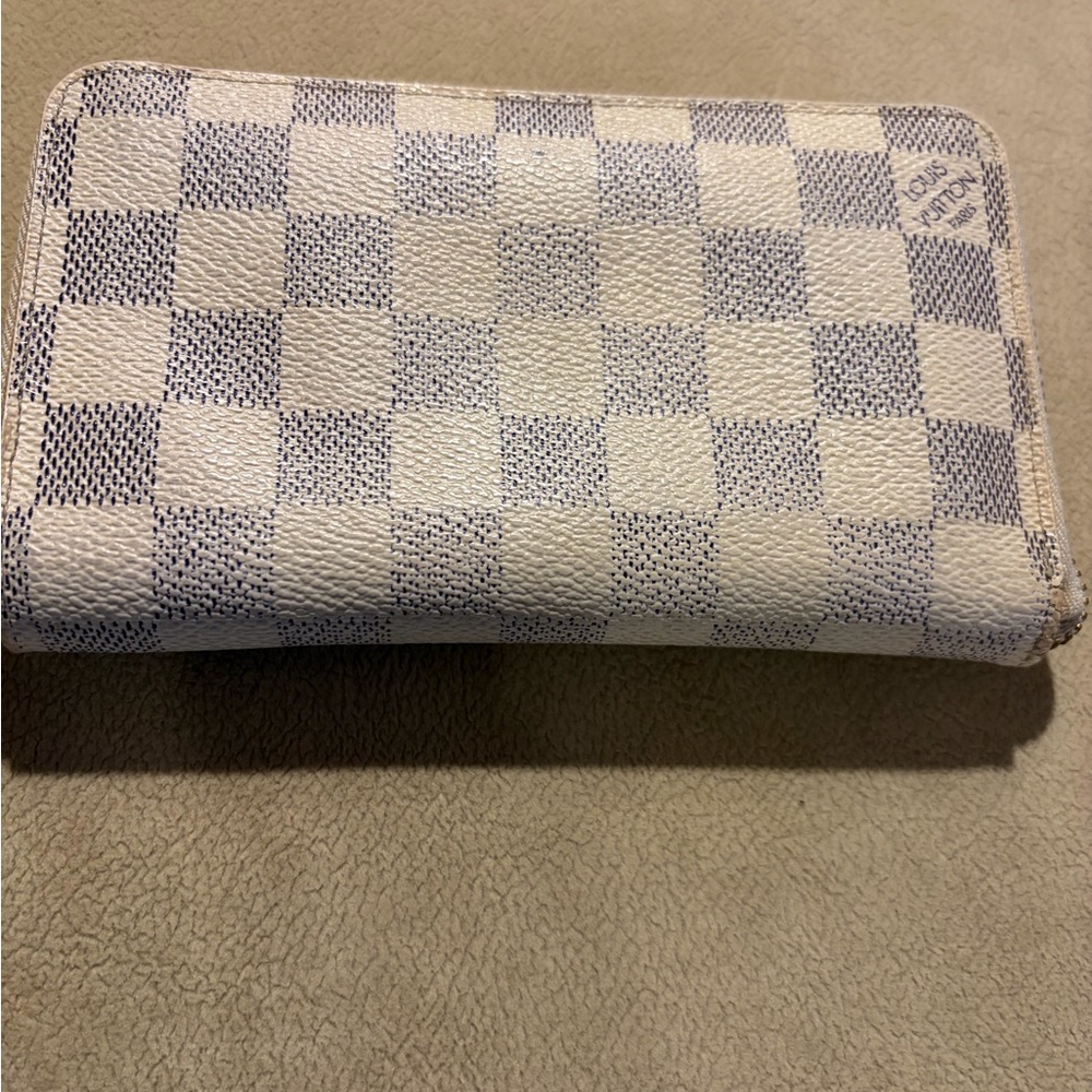 Louis Vuitton Vintage Beige and Gray Checkered Zippy Wallet. - Picture 8 of 10